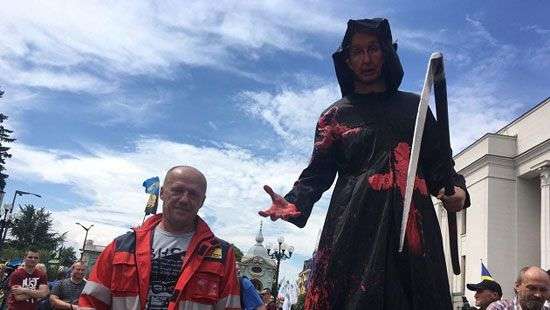 Протестующие залили «кровью» Минздрав (ФОТО/ВИДЕО)