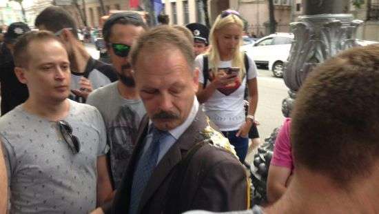 Обнародовано видео, как Барне на голове размазали яйца