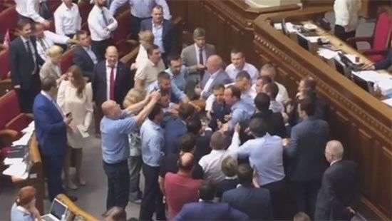 Не бейте: в сети появилось ВИДЕО потасовки Ляшко и Соболева