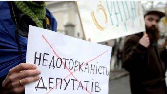 Три к двум: почему депутаты сняли неприкосновенность со своих коллег