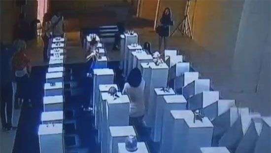 Фанатка селфи уничтожила работу художника на 200 тысяч (ВИДЕО)