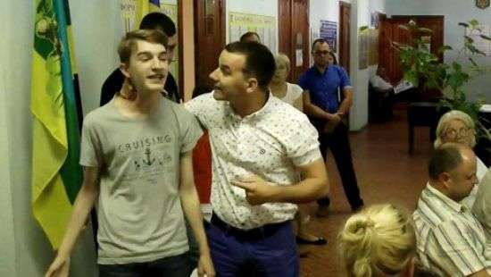 Нардеп от БПП напал на школьника из-за поста в соцсети (ВИДЕО)