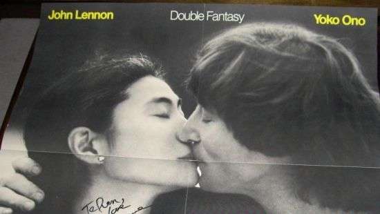 С аукциона продадут пластинку, которую Леннон подписал убийце за пять часов до гибели