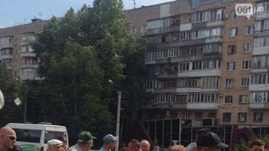 В Запорожье на остановке мужчина отрыл стрельбу, есть пострадавшие (ФОТО/ВИДЕО)