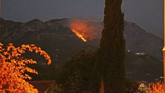 Черногория охвачена пожарами, массово эвакуируют туристов (фото)