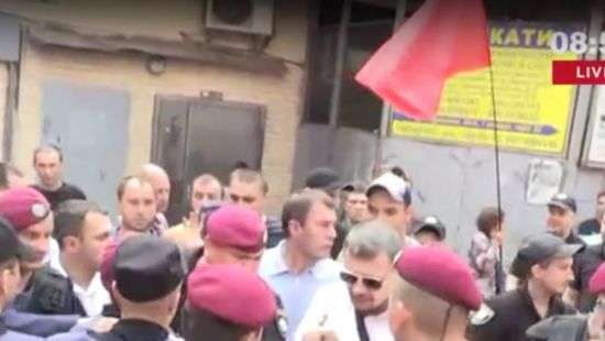 Под Печерским судом нардепы подрались из-за Ляшко