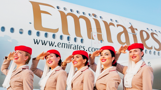 Стюардессу Emirates уличили в переливе недопитого шампанского в бутылку