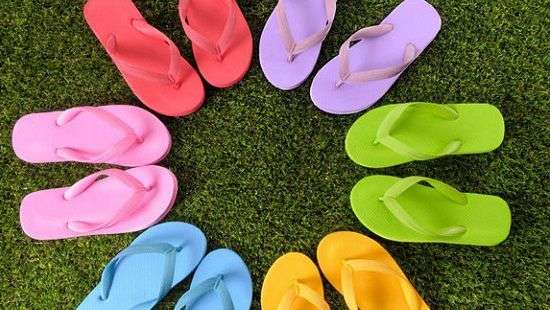 Чем опасны пляжные шлепки, рассказали специалисты