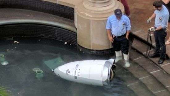 В США робот-полицейский «утонул» в фонтане
