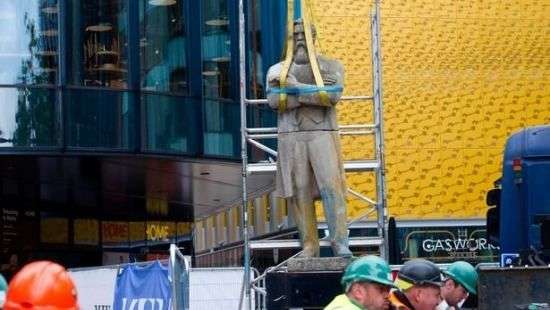 В Манчестере установили памятник, декоммунизированный в Украине (видео)