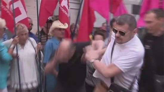 Плюнул в лицо и устроил драку: появилось ВИДЕО стычки скандальных депутатов