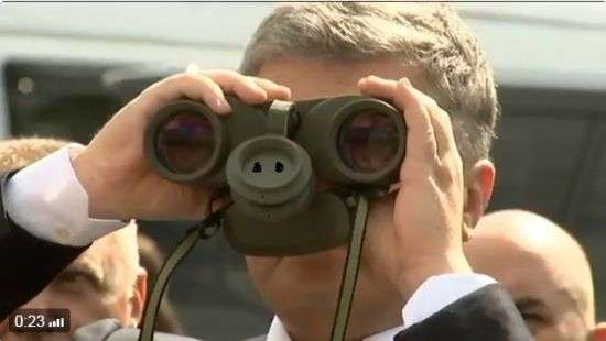 Соцсети изобразили Порошенко глядящего на «базу ФСБ» в образе свиньи