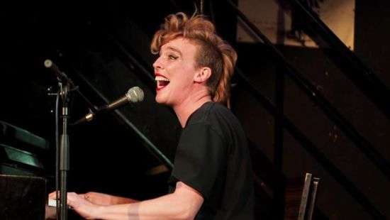 Во Франции во время концерта умерла популярная певица