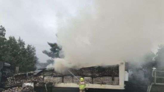 Горящий грузовик с шоколадом парализовал движение на британской дороге