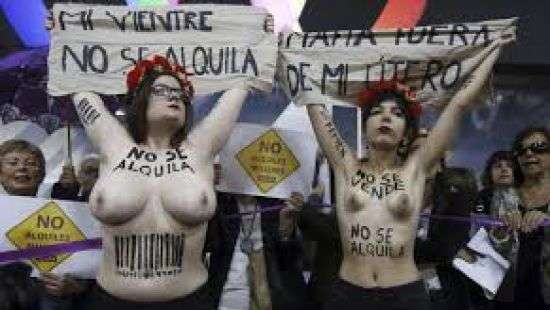 Активистки Femen разделись на встрече Порошенко и Лукашенко