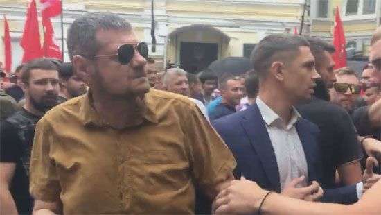 Депутаты устроили новую драку с применением петуха (ФОТО и ВИДЕО)