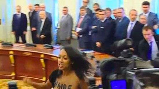 Стало известно, как Femen проникла на встречу Порошенко и Лукашенко