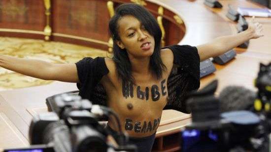 Активистке Femen, оголившейся перед Лукашенко, избрали меру пресечения