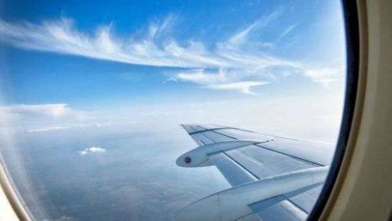 Пассажир летевшего из Польши в Лондон лайнера пытался выйти во время полета