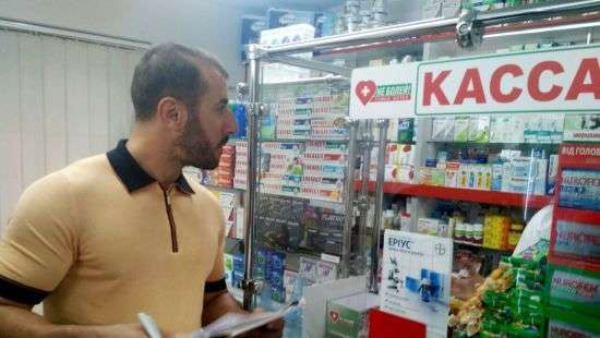 Сергей Рыбалка с однопартийцами проинспектировал аптеки Днепра