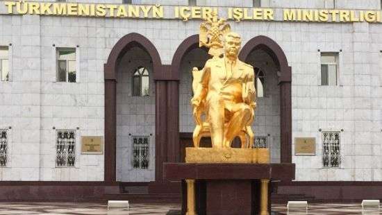 В Туркмении продолжается борьба с памятниками