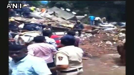 В Индии рухнул жилой дом, под завалами находятся десятки людей