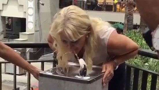 В Лос-Анджелесе посреди улицы появились фонтанчики с текилой (ВИДЕО)