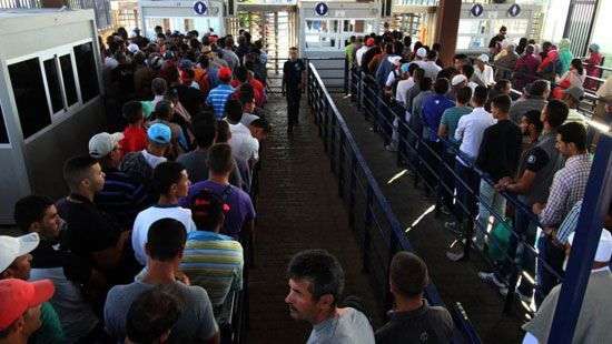 В Испании мужчина с ножом и криками «Аллах акбар» атаковал пограничников (ВИДЕО)