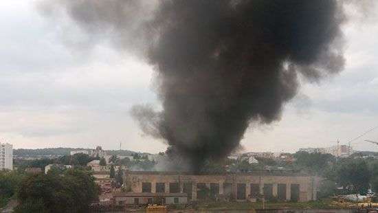 Во Львове вспыхнул мощный пожар на заводе (ФОТО и ВИДЕО)