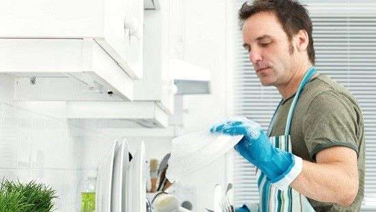 Исследователи нашли связь между мытьем посуды и фертильностью