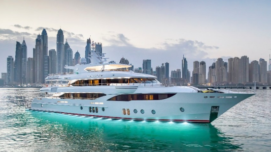 В Эмиратах спустили на воду 47-метровую суперяхту с самоцветами (фото)