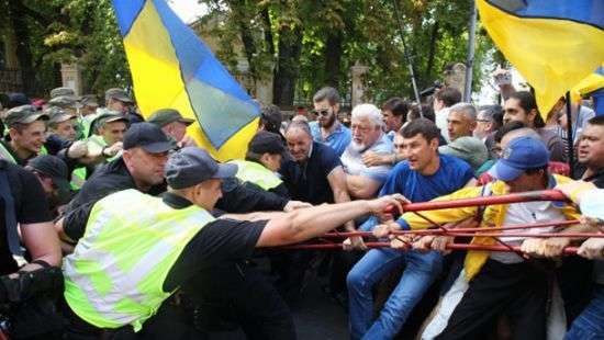 Под Администрацией президента подрались сторонники Саакашвили (фото)