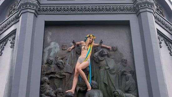 Путин убивает: обнаженная Femen устроила акцию протеста (ФОТО)