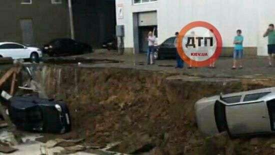 После ливня в Киеве три автомобиля угодили в яму