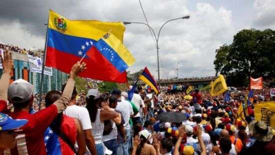 США требуют, чтобы семьи сотрудников посольства в Венесуэле покинули страну