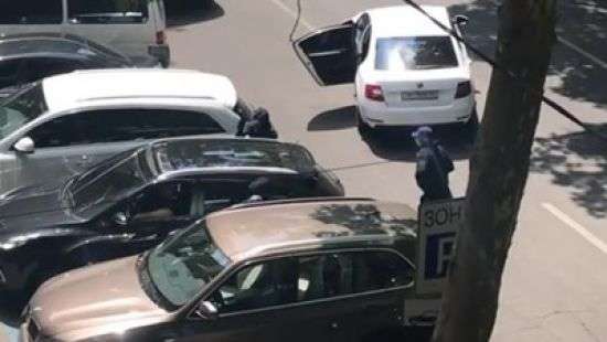 Жертва снятого на видео ограбления в Одессе отказалась от претензий к грабителям