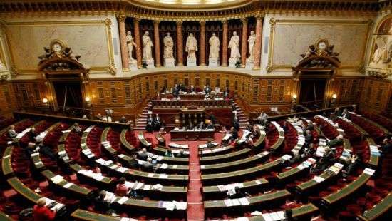 В США журналистка уронила ноутбук на голову сенатору (видео)