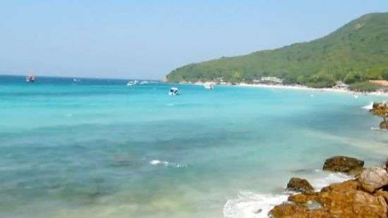 В Таиланде волна смыла туристку со скалы