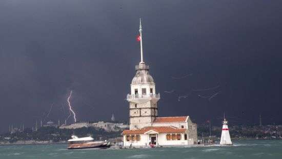 В Стамбуле стихия повредила самолет, вызвала потоп и пожары