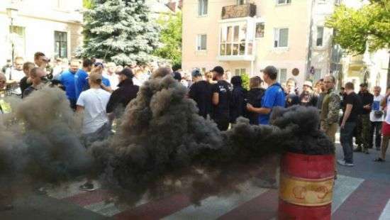 В Тернопольском горсовете выломали двери и «травили» депутатов дымом