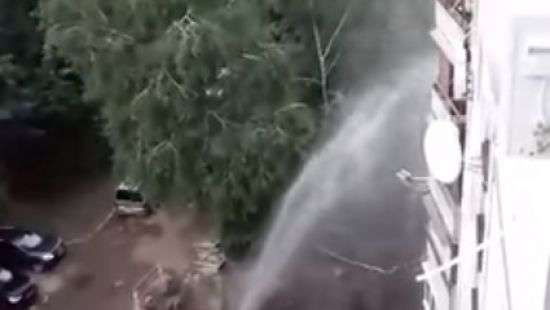 В Харькове из-за аварии водопровода фонтан воды бил до 7-го этажа (видео)