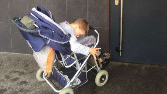 Прикованного к инвалидной коляске ребенка не пустили на экскурсию на Roshen