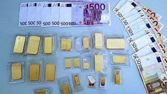 В Германии мужчине вернули 22 золотых слитка, забытых под деревом