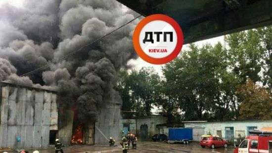 На Печерске в Киеве горят склады