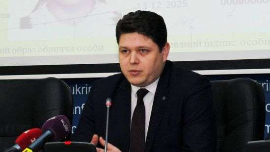 Глава Миграционной службы закрылся от СМИ в кабинет и вышел в странном стоянии (видео)