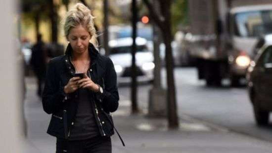 В США начали штрафовать за пользование гаджетами при переходе через дорогу