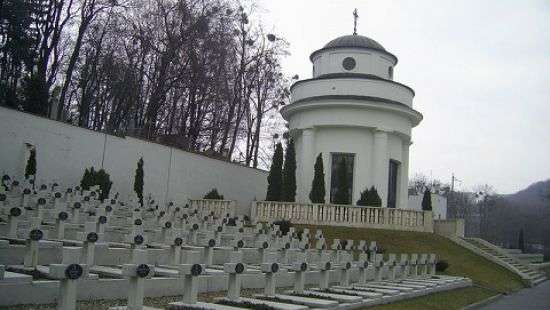 На новых польских паспортах собираются разместить изображение Мемориала орлят во Львове