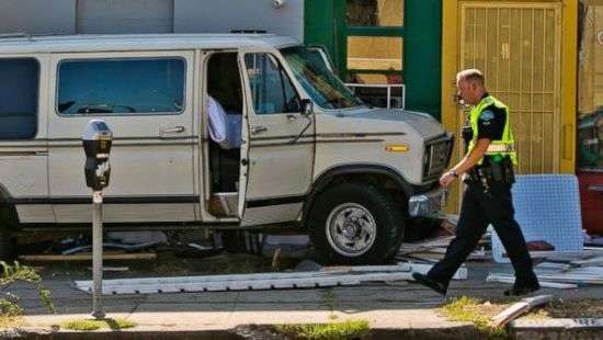 В США автомобиль въехал в толпу людей на тротуаре (видео)