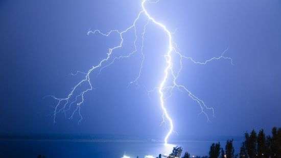 В Индии молния убила 11 человек, еще 15 пострадали