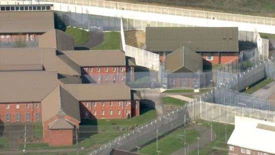 Часть британской тюрьмы оказалаь во власти заключенных